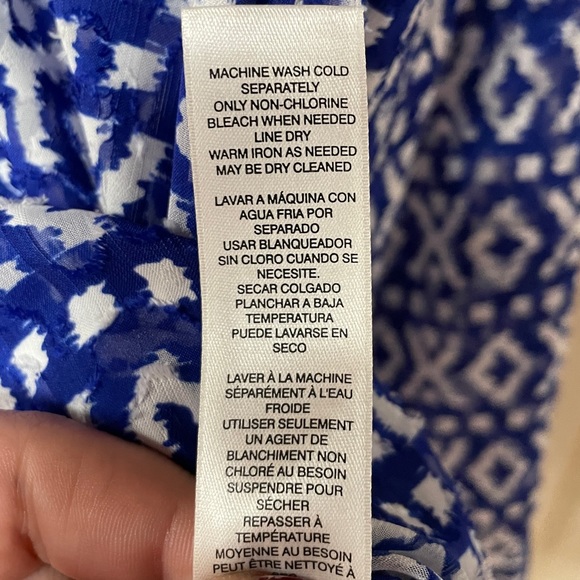 NWT Chico’s Blue And White Print Keyhole Tie Blouse Sz 2 Aztec Tribal - Picture 5 of 6